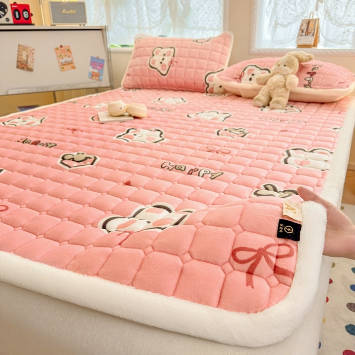 91家纺网 家纺一手货源 找家纺 爱屋及屋 2025新款牛奶绒印花床垫-大床款 粉色萌兔