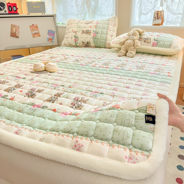 91家纺网 家纺一手货源 找家纺 爱屋及屋 2025新款牛奶绒印花床垫-大床款 可爱萌兔