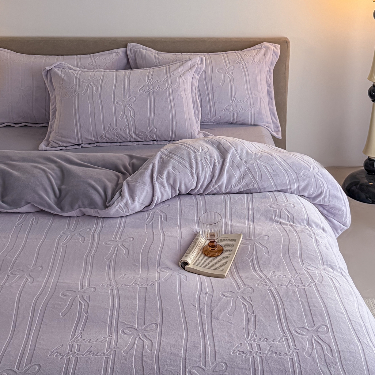 91家纺网 家纺一手货源 找家纺 锦罗绣 2025新款全消光烂花230克牛奶绒四件套 梵希