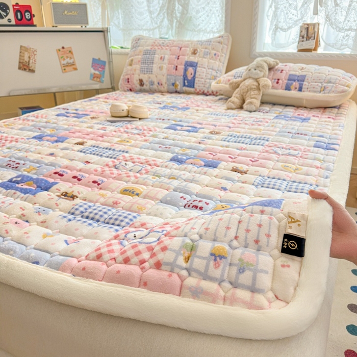 91家纺网 家纺一手货源 找家纺 爱屋及屋 2025新款牛奶绒印花床垫-大床款 快乐萌宠