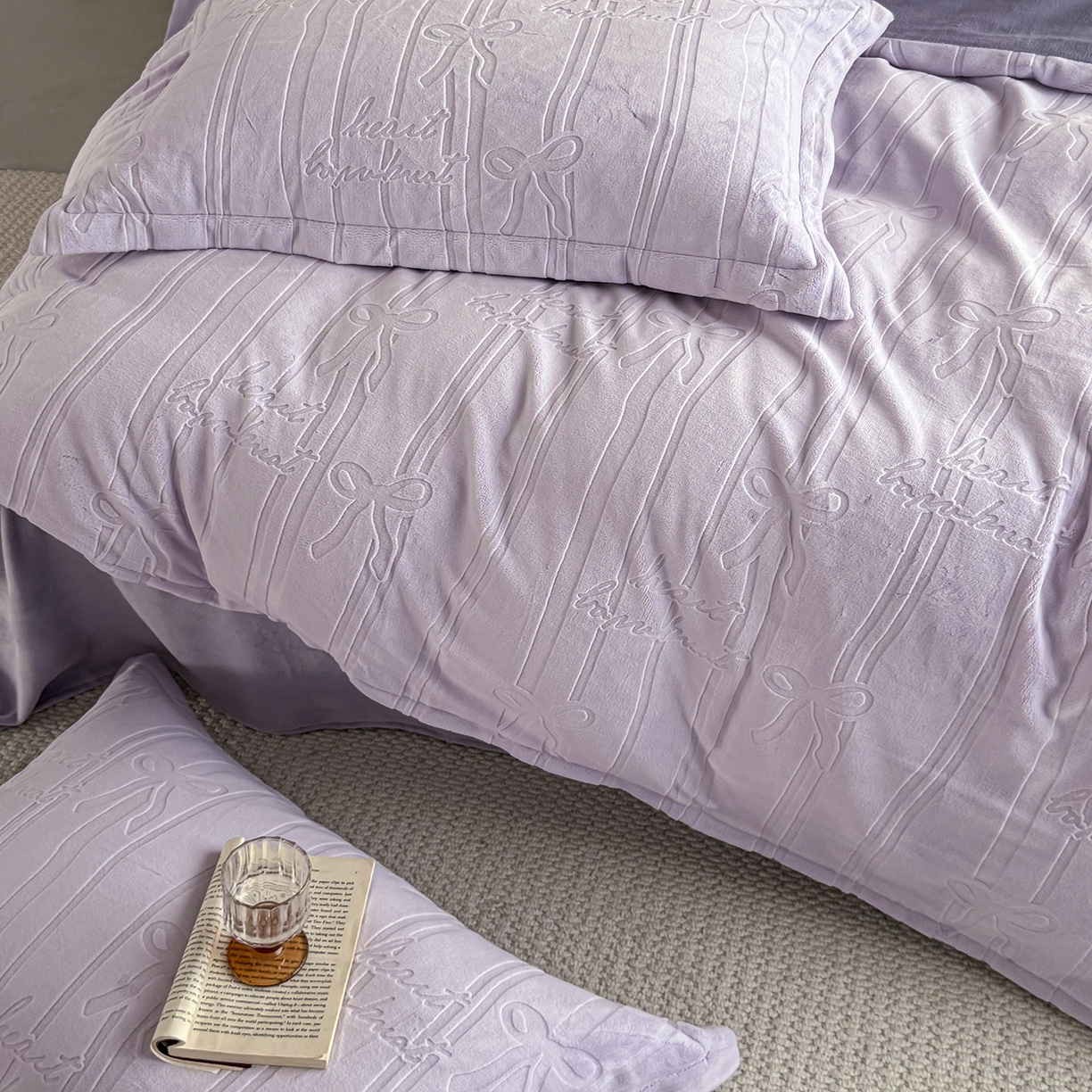 91家纺网 家纺一手货源 找家纺 锦罗绣 2025新款全消光烂花230克牛奶绒四件套 梵希