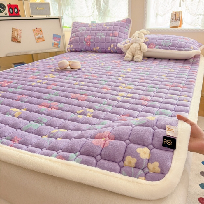 91家纺网 家纺一手货源 找家纺 爱屋及屋 2025新款牛奶绒印花床垫-大床款 浪漫紫苏