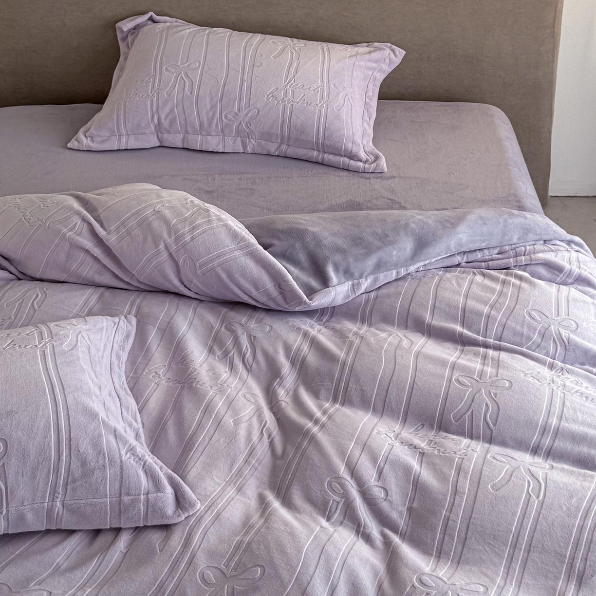 91家纺网 家纺一手货源 找家纺 锦罗绣 2025新款全消光烂花230克牛奶绒四件套 梵希