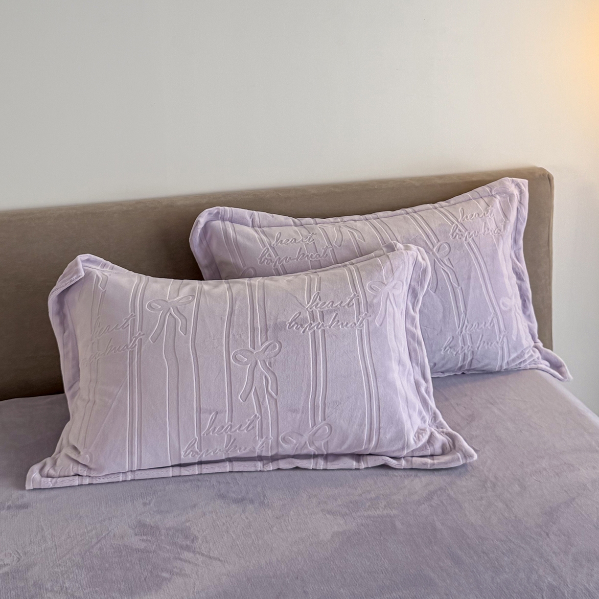 91家纺网 家纺一手货源 找家纺 锦罗绣 2025新款全消光烂花230克牛奶绒四件套 梵希