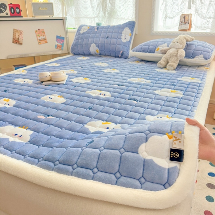 91家纺网 家纺一手货源 找家纺 爱屋及屋 2025新款牛奶绒印花床垫-大床款 萌萌云朵