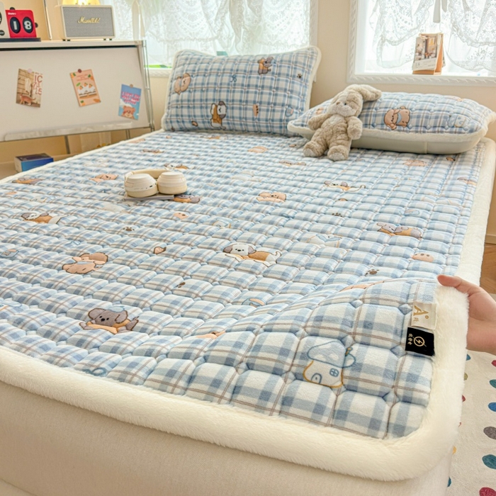 91家纺网 家纺一手货源 找家纺 爱屋及屋 2025新款牛奶绒印花床垫-大床款 竖格萌宠