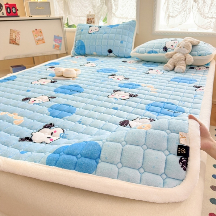 91家纺网 家纺一手货源 找家纺 爱屋及屋 2025新款牛奶绒印花床垫-大床款 涂鸦狗