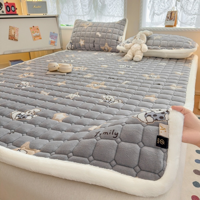 91家纺网 家纺一手货源 找家纺 爱屋及屋 2025新款牛奶绒印花床垫-大床款 星星小狗