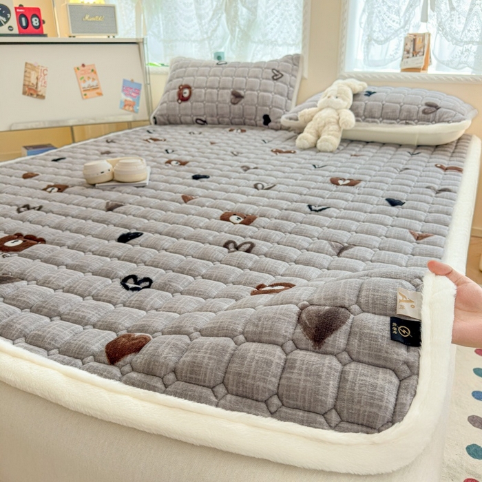 91家纺网 家纺一手货源 找家纺 爱屋及屋 2025新款牛奶绒印花床垫-大床款 幸运小熊-灰