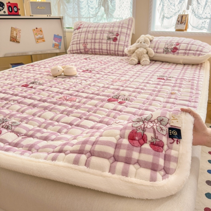 91家纺网 家纺一手货源 找家纺 爱屋及屋 2025新款牛奶绒印花床垫-大床款 紫色草莓