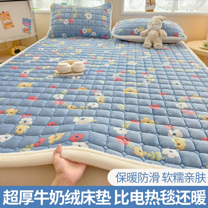 91家纺网 家纺一手货源 找家纺 爱屋及屋 2025新款牛奶绒印花床垫-大床款 蓝色花海