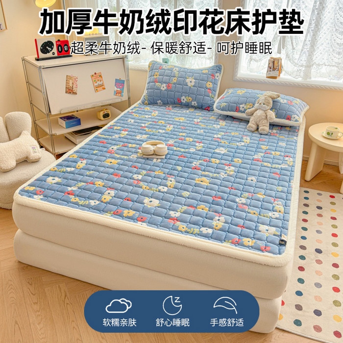 91家纺网 家纺一手货源 找家纺 爱屋及屋 2025新款牛奶绒印花床垫-大床款 蓝色花海
