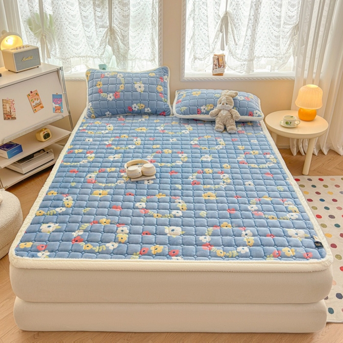 91家纺网 家纺一手货源 找家纺 爱屋及屋 2025新款牛奶绒印花床垫-大床款 蓝色花海