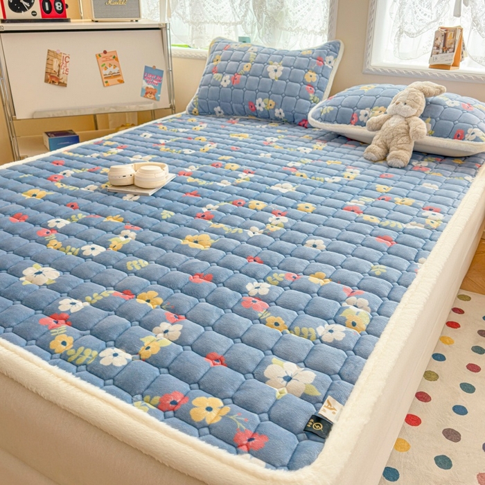 91家纺网 家纺一手货源 找家纺 爱屋及屋 2025新款牛奶绒印花床垫-大床款 蓝色花海