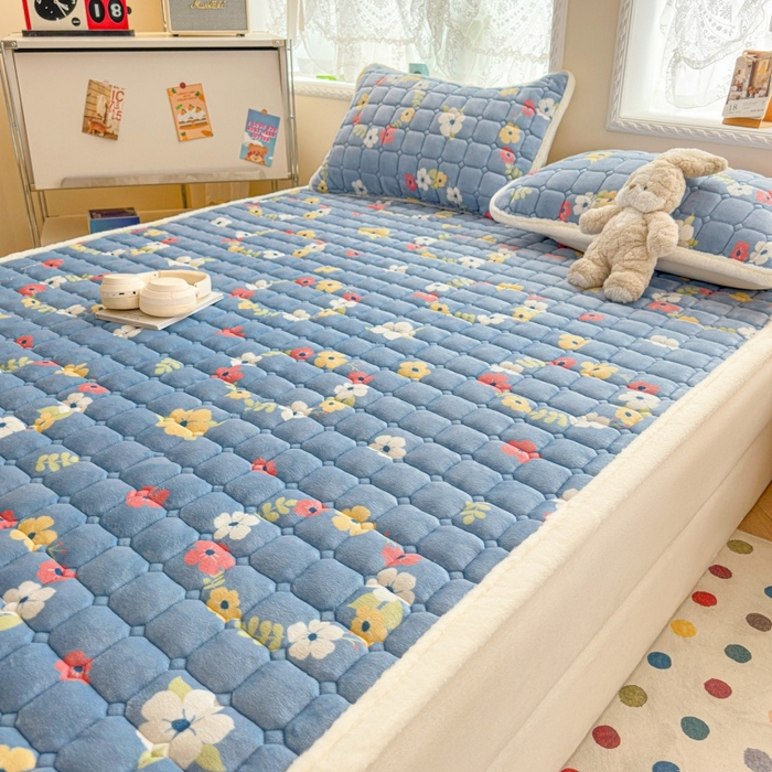 91家纺网 家纺一手货源 找家纺 爱屋及屋 2025新款牛奶绒印花床垫-大床款 蓝色花海