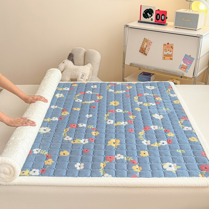 91家纺网 家纺一手货源 找家纺 爱屋及屋 2025新款牛奶绒印花床垫-大床款 蓝色花海