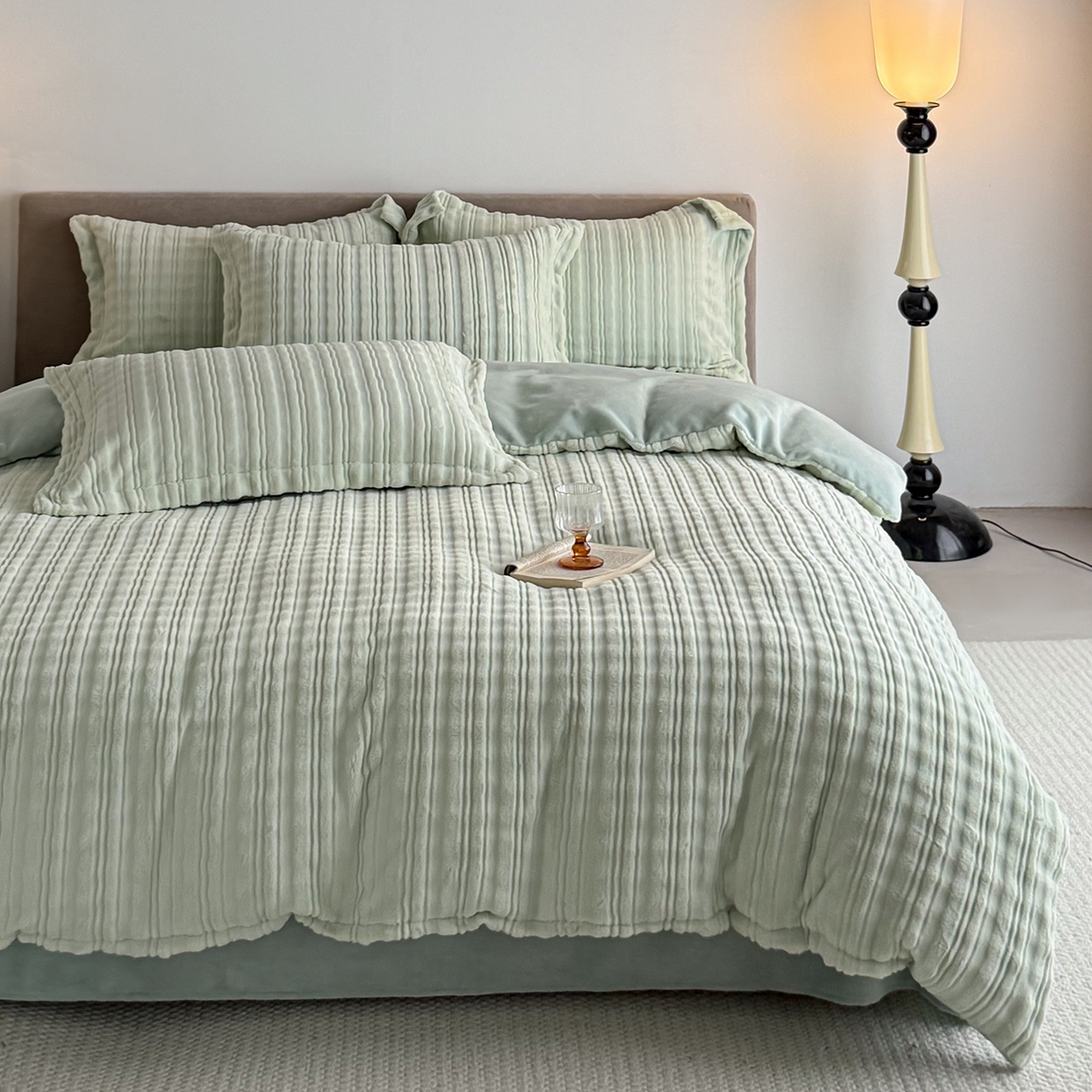 91家纺网 家纺一手货源 找家纺 锦罗绣 2025新款全消光烂花230克牛奶绒四件套 洛伊绿