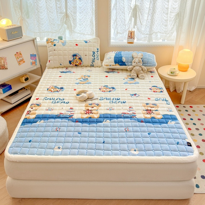 91家纺网 家纺一手货源 找家纺 爱屋及屋 2025新款牛奶绒印花床垫-大床款 冲浪小熊