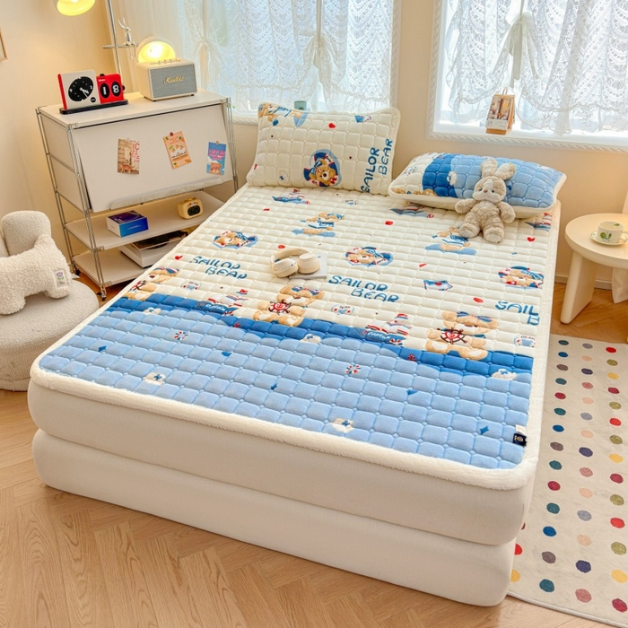 91家纺网 家纺一手货源 找家纺 爱屋及屋 2025新款牛奶绒印花床垫-大床款 冲浪小熊