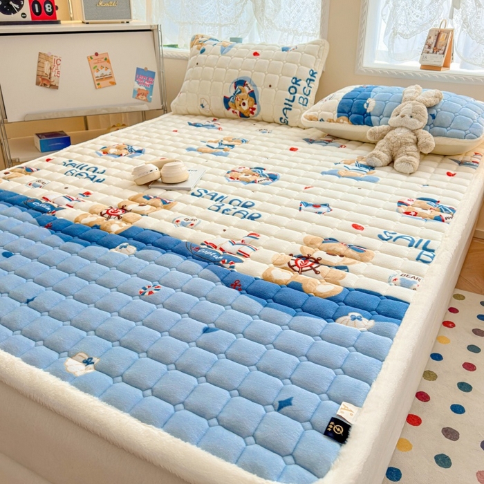 91家纺网 家纺一手货源 找家纺 爱屋及屋 2025新款牛奶绒印花床垫-大床款 冲浪小熊