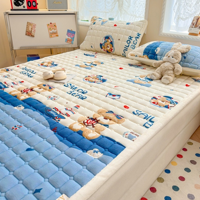 91家纺网 家纺一手货源 找家纺 爱屋及屋 2025新款牛奶绒印花床垫-大床款 冲浪小熊