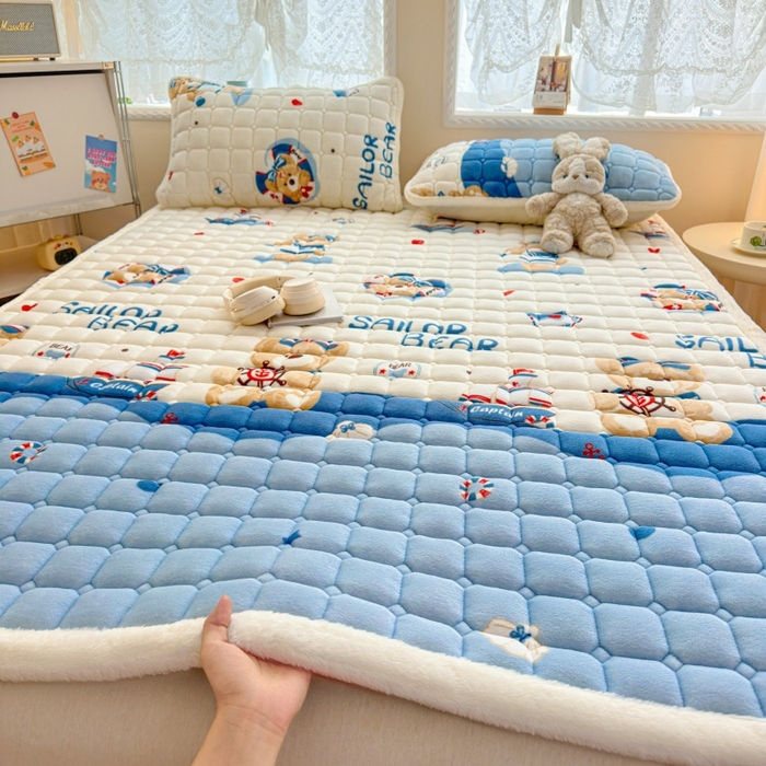 91家纺网 家纺一手货源 找家纺 爱屋及屋 2025新款牛奶绒印花床垫-大床款 冲浪小熊