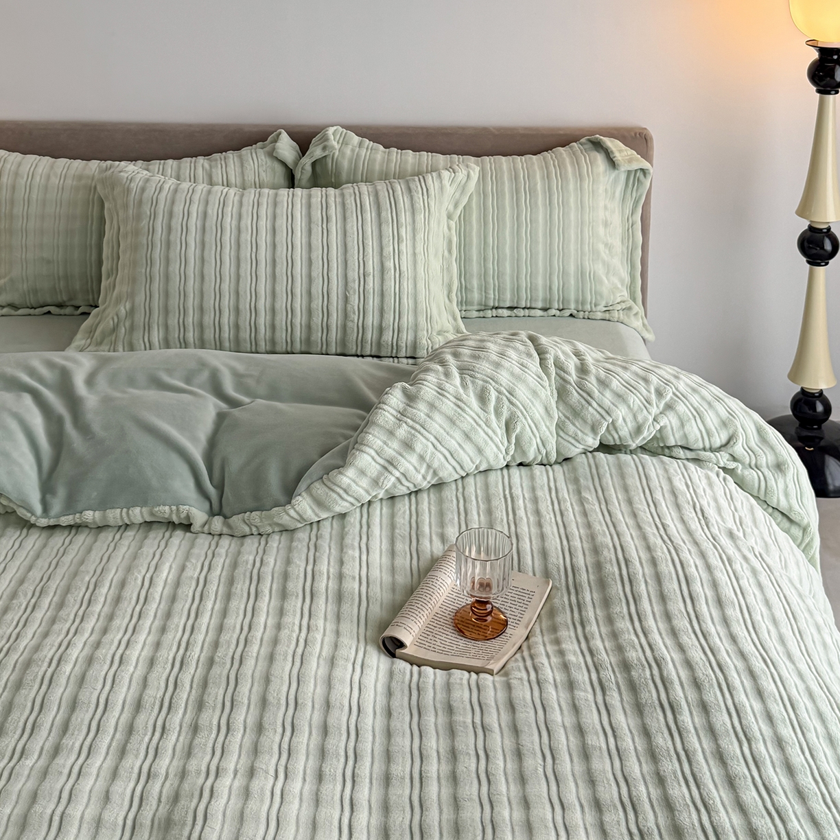 91家纺网 家纺一手货源 找家纺 锦罗绣 2025新款全消光烂花230克牛奶绒四件套 洛伊绿