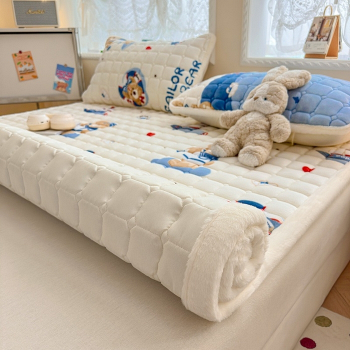 91家纺网 家纺一手货源 找家纺 爱屋及屋 2025新款牛奶绒印花床垫-大床款 冲浪小熊