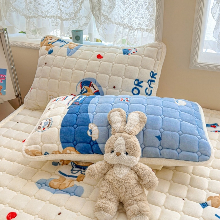 91家纺网 家纺一手货源 找家纺 爱屋及屋 2025新款牛奶绒印花床垫-大床款 冲浪小熊