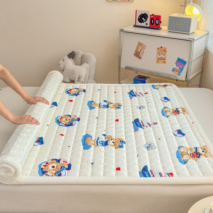 91家纺网 家纺一手货源 找家纺 爱屋及屋 2025新款牛奶绒印花床垫-大床款 冲浪小熊