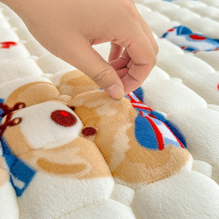 91家纺网 家纺一手货源 找家纺 爱屋及屋 2025新款牛奶绒印花床垫-大床款 冲浪小熊