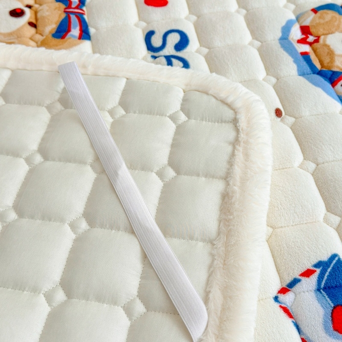 91家纺网 家纺一手货源 找家纺 爱屋及屋 2025新款牛奶绒印花床垫-大床款 冲浪小熊