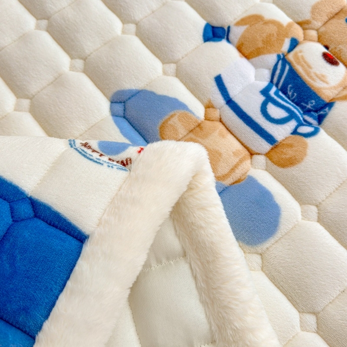 91家纺网 家纺一手货源 找家纺 爱屋及屋 2025新款牛奶绒印花床垫-大床款 冲浪小熊