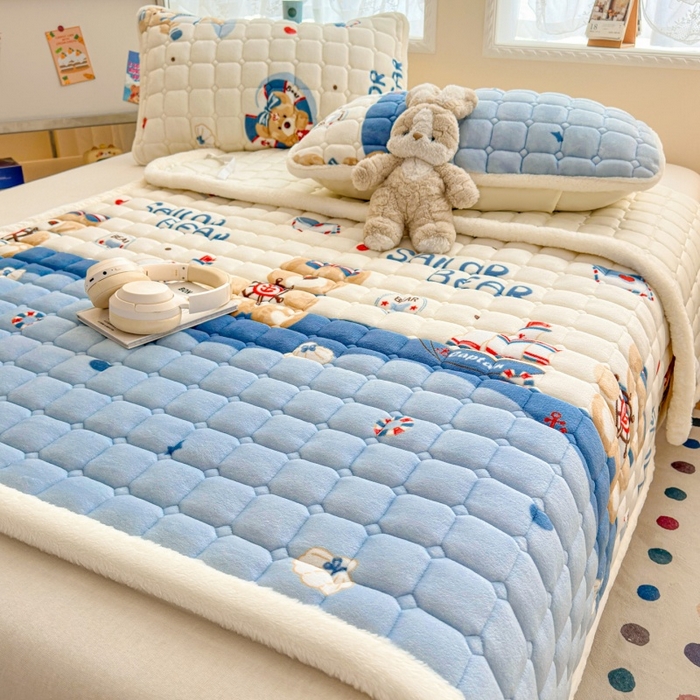 91家纺网 家纺一手货源 找家纺 爱屋及屋 2025新款牛奶绒印花床垫-大床款 冲浪小熊