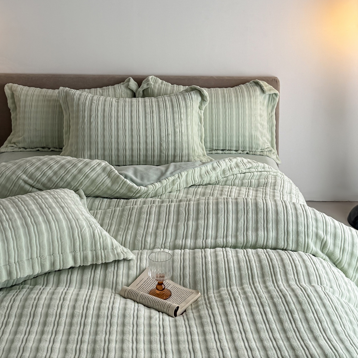 91家纺网 家纺一手货源 找家纺 锦罗绣 2025新款全消光烂花230克牛奶绒四件套 洛伊绿