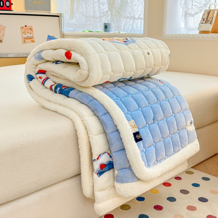 91家纺网 家纺一手货源 找家纺 爱屋及屋 2025新款牛奶绒印花床垫-大床款 冲浪小熊