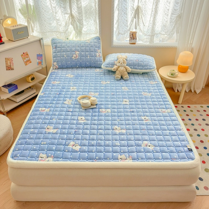 91家纺网 家纺一手货源 找家纺 爱屋及屋 2025新款牛奶绒印花床垫-大床款 点点萌狗