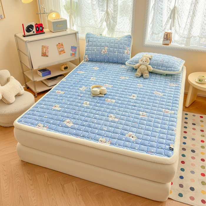 91家纺网 家纺一手货源 找家纺 爱屋及屋 2025新款牛奶绒印花床垫-大床款 点点萌狗