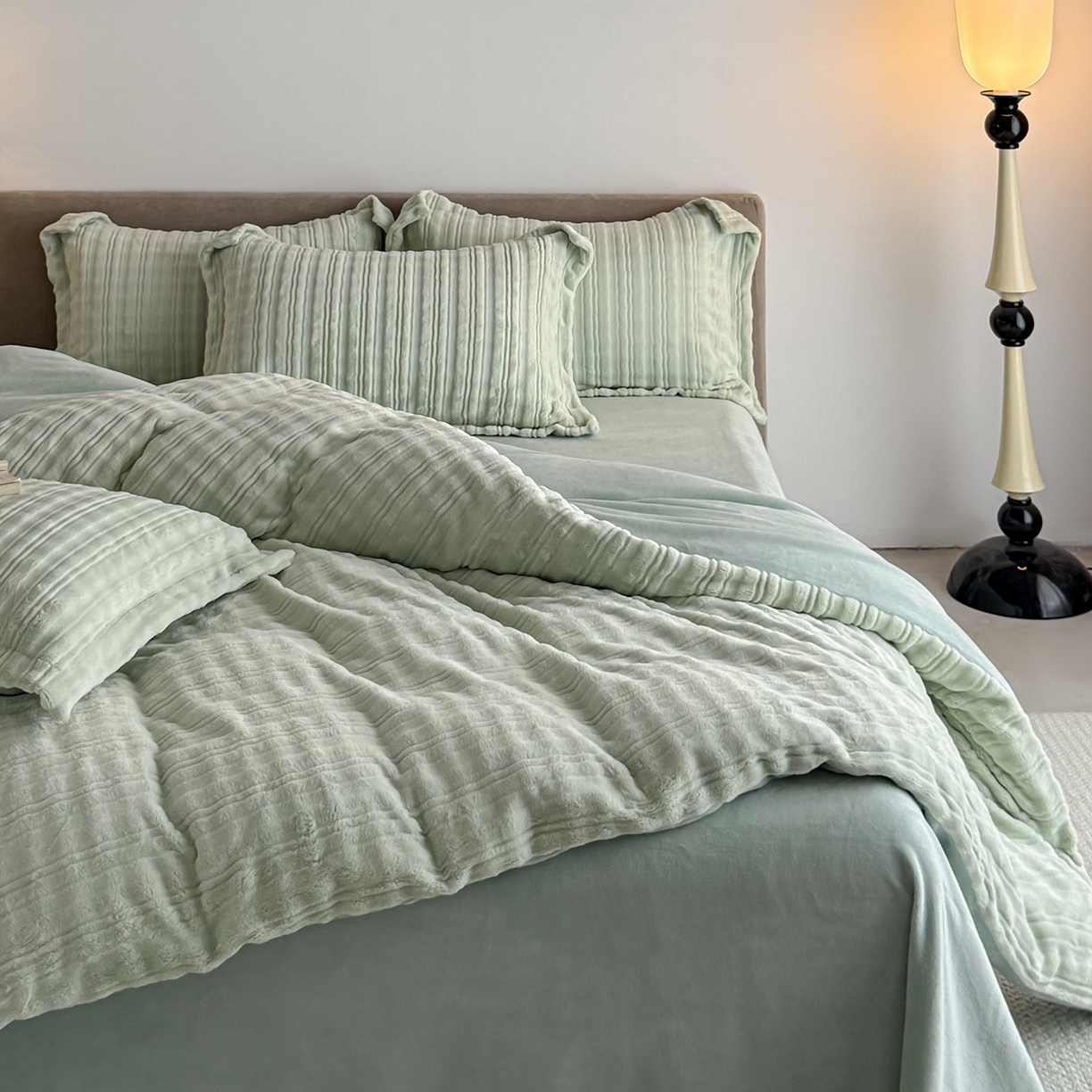 91家纺网 家纺一手货源 找家纺 锦罗绣 2025新款全消光烂花230克牛奶绒四件套 洛伊绿