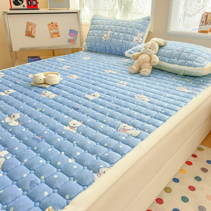 91家纺网 家纺一手货源 找家纺 爱屋及屋 2025新款牛奶绒印花床垫-大床款 点点萌狗