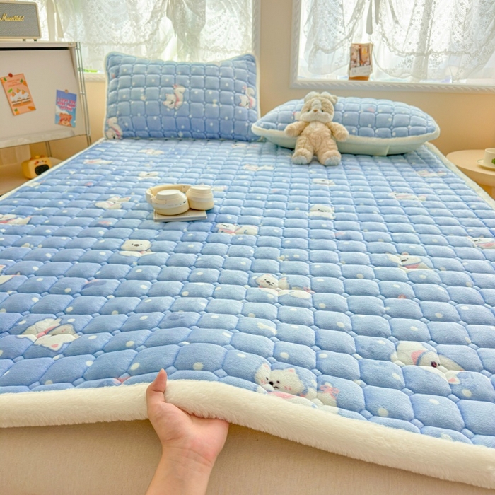 91家纺网 家纺一手货源 找家纺 爱屋及屋 2025新款牛奶绒印花床垫-大床款 点点萌狗