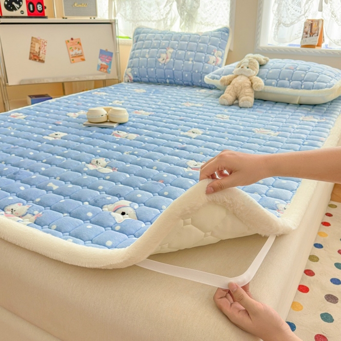 91家纺网 家纺一手货源 找家纺 爱屋及屋 2025新款牛奶绒印花床垫-大床款 点点萌狗