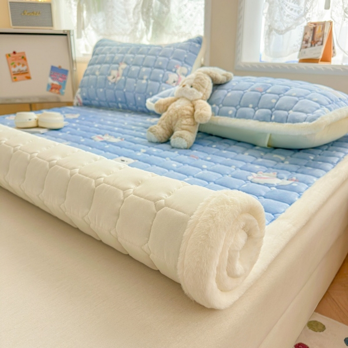 91家纺网 家纺一手货源 找家纺 爱屋及屋 2025新款牛奶绒印花床垫-大床款 点点萌狗