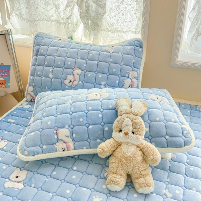 91家纺网 家纺一手货源 找家纺 爱屋及屋 2025新款牛奶绒印花床垫-大床款 点点萌狗