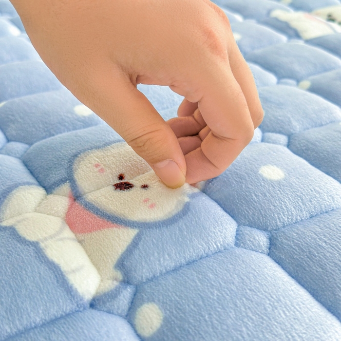 91家纺网 家纺一手货源 找家纺 爱屋及屋 2025新款牛奶绒印花床垫-大床款 点点萌狗