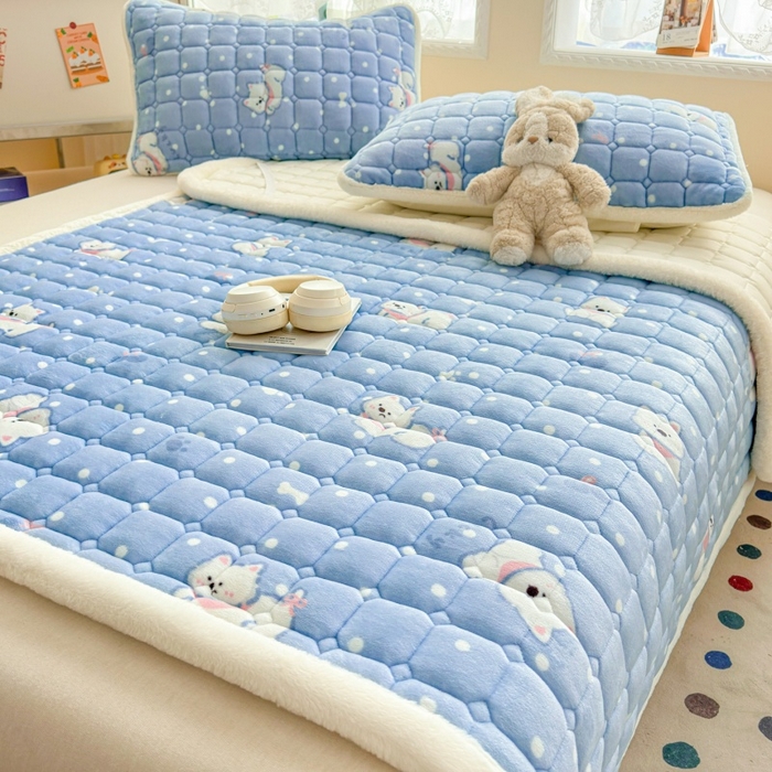 91家纺网 家纺一手货源 找家纺 爱屋及屋 2025新款牛奶绒印花床垫-大床款 点点萌狗