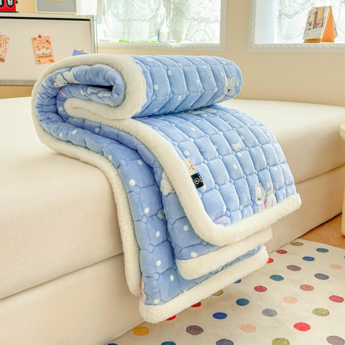 91家纺网 家纺一手货源 找家纺 爱屋及屋 2025新款牛奶绒印花床垫-大床款 点点萌狗