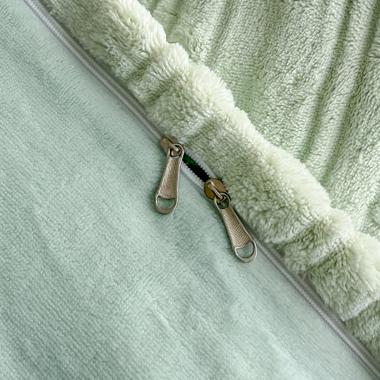 91家纺网 家纺一手货源 找家纺 锦罗绣 2025新款全消光烂花230克牛奶绒四件套 洛伊绿