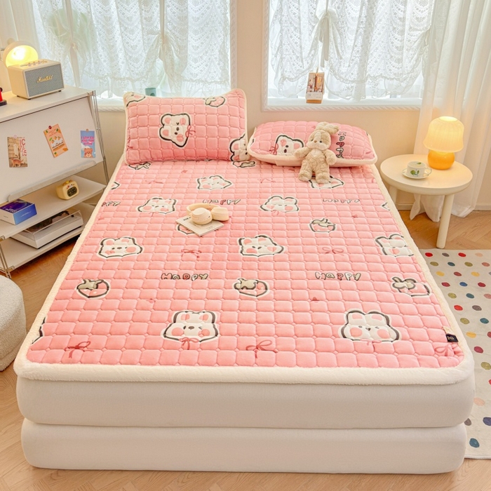 91家纺网 家纺一手货源 找家纺 爱屋及屋 2025新款牛奶绒印花床垫-大床款 粉色萌兔