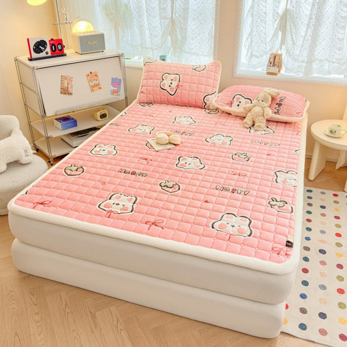 91家纺网 家纺一手货源 找家纺 爱屋及屋 2025新款牛奶绒印花床垫-大床款 粉色萌兔